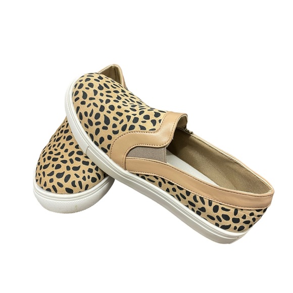 ✨LEOPARD PRINT SNEAKERS✨ - Picture 2 of 9